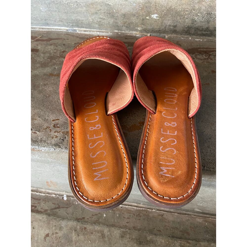 Musse & Cloud “Kennice” rust suede slide sandal with ruched styling - Picture 6 of 9